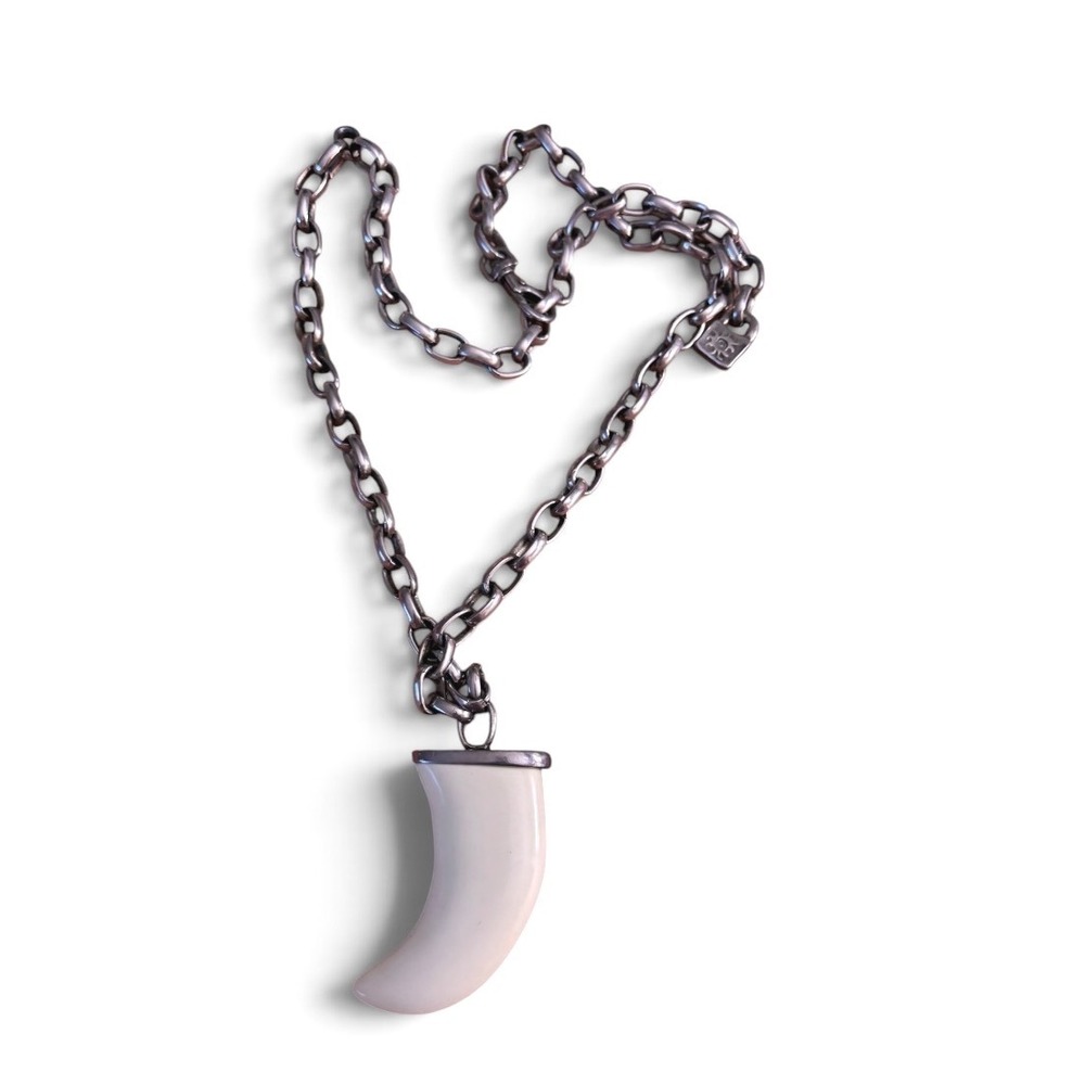 Authentic UNOde50 Retired cream resin 3in Tusk horn necklace, chunky slvr chain